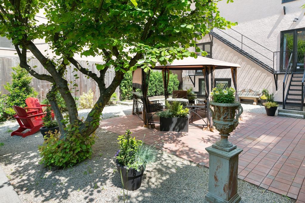 The English Bay Inn Лэнгли Экстерьер фото